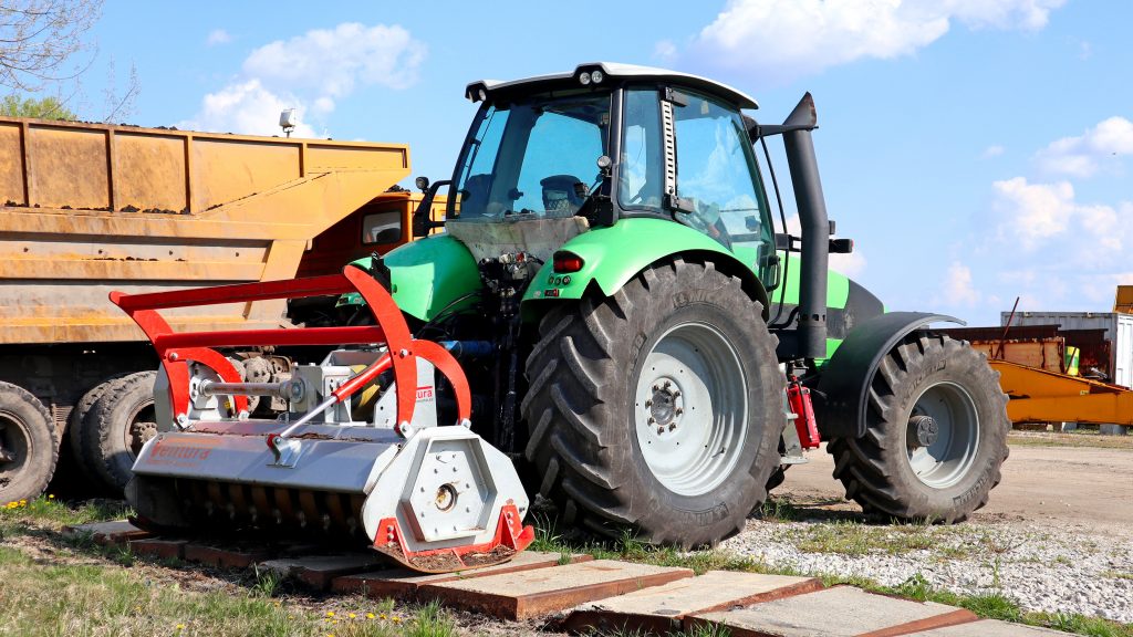 Deutz-Fahr Agrotron traktor erdészeti szárzúzóval